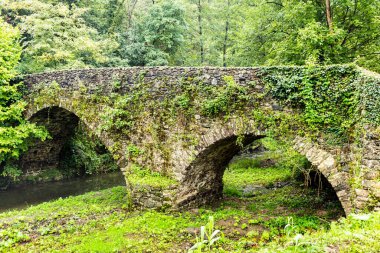Cinque Terre yakınlarında İtalya 'da ortaçağ köprüsü