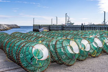 İskeleye istiflenmiş balık tuzakları. Saint-Anne-des-Monts, Gaspesia, Quebec, Kanada. Ticari balıkçılık limanı.