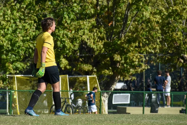 Jugadores Corriendo Pateando Pelota Partido Fútbol Amateur — Foto de Stock