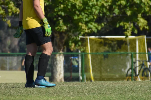 Amatör Bir Futbol Maçında Topa Vurup Koşan Oyuncular — Stok fotoğraf