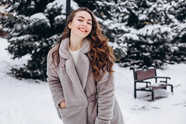 Közelkép Egy Fiatal Nőről Aki Boldogan Sétál Parkban Télen Kabátban — Stock Fotó