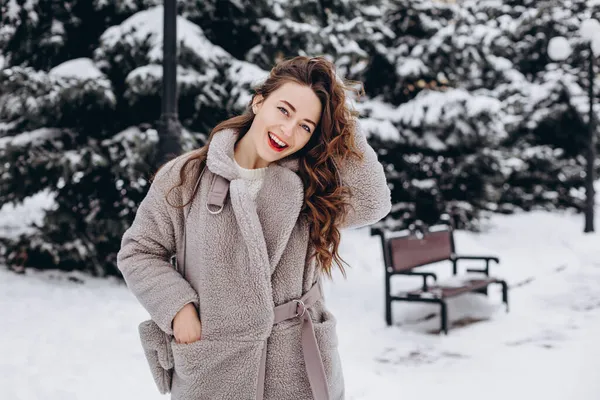 Egy Fiatal Portréja Boldogan Sétál Parkban Télen Kabátban Kesztyűben Nevetve — Stock Fotó