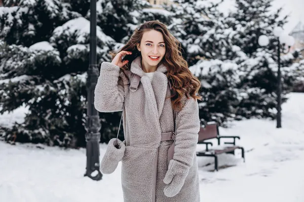 겨울에 공원에서 코트를 벙어리장갑을 웃으며 카메라를 행복하게 여성의 사진을 클로즈업하 — 스톡 사진