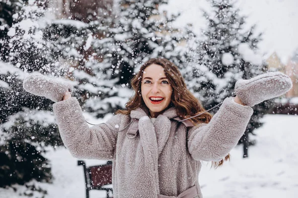 Retrato Menina Bonito Divertindo Com Neve Parque Inverno Vestindo Casaco — Fotografia de Stock