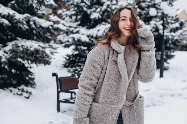 Karlı Bir Parkta Mutlu Bir Şekilde Yürüyen Bir Kızın Portresi — Stok fotoğraf