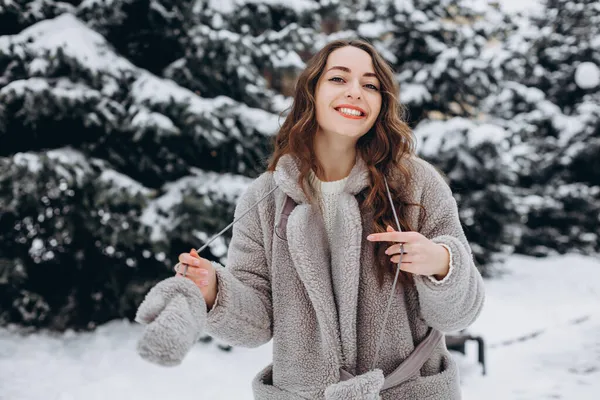 Retrato Linda Chica Caminando Parque Nevado Ríe Alegremente Mientras Usa —  Fotos de Stock