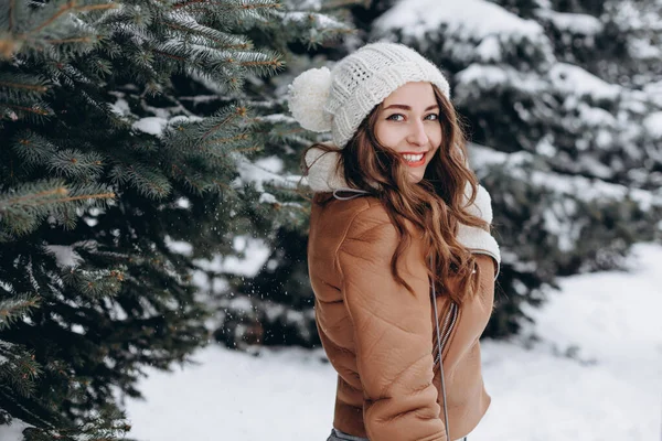 Κοντινό Πορτραίτο Όμορφης Κοπέλας Χειμερινό Πάρκο Μπουφάν — Φωτογραφία Αρχείου