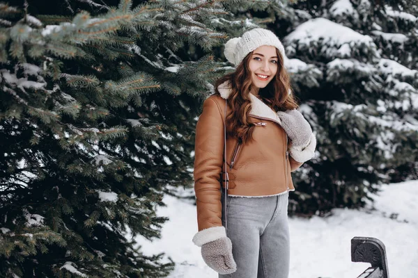 Egy Boldog Csinos Lány Portréja Egy Téli Parkban Kabátban Kalapban — Stock Fotó