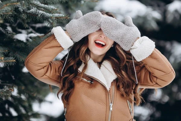 Sıcak Kahverengi Ceket Beyaz Şapka Giymiş Kış Ormanlarında Kameraya Gülümseyen — Stok fotoğraf
