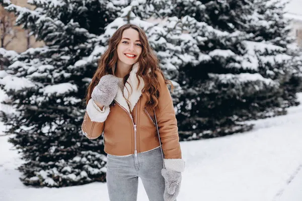 Boldog Lány Télen Meleg Kabátban Meleg Kesztyűben Téli Parkban — Stock Fotó