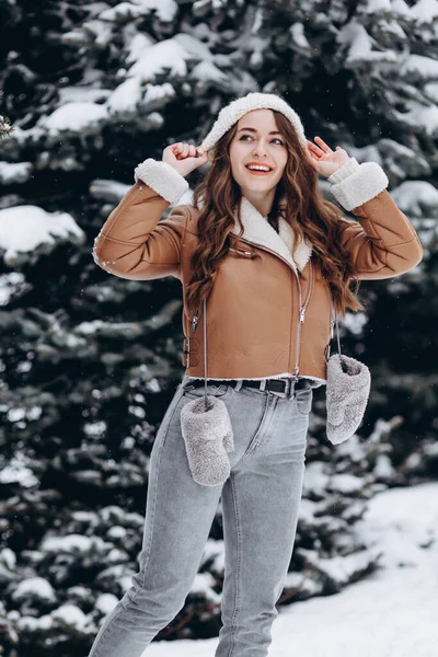 Portrait Happy Cute Looking Girl Winter Park Smiles Laughs — Stock Photo, Image