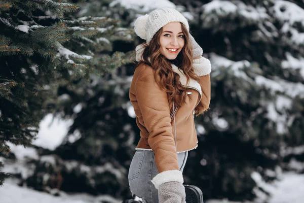 Porträt Eines Glücklichen Hübschen Mädchens Einem Winterpark Das Eine Jacke — Stockfoto