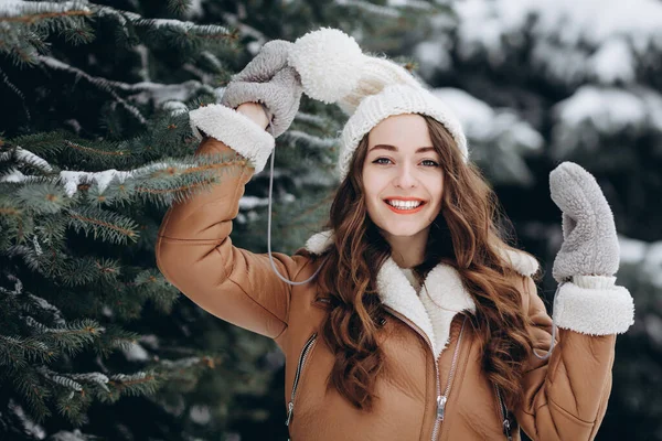 Retrato Uma Menina Feliz Sorrindo Para Câmera Floresta Inverno Usando — Fotografia de Stock