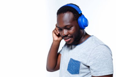 Bir aktör müzik dinlerken aşağıya bakar ve geleceği düşünür. Gri bir tişört giyiyor ve sakalı var. Gelecekteki işi düşünüyor..