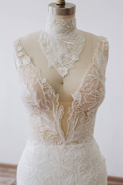 Yaratıcı ve ilginç süslemeleri olan bir elbise stüdyoda duruyor. Bir profesyonel bu elbise için çok çalışmalı..