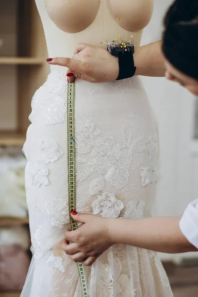 Ein Atelier Misst Ein Handgefertigtes Weißes Kleid Sie Hat Ein — Stockfoto