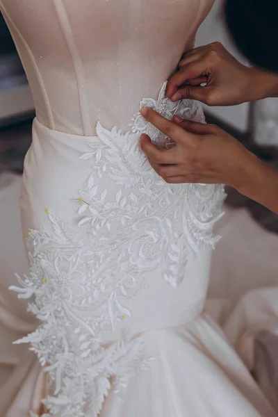 Μια Μοδίστρα Τελειοποιεί Νέο Της Λευκό Φόρεμα Για Γάμους Εργάζεται — Φωτογραφία Αρχείου