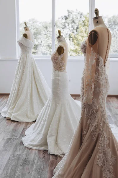 Дизайнер Установил Три Белых Платья Белой Комнате Длинные Каждое Платье — стоковое фото