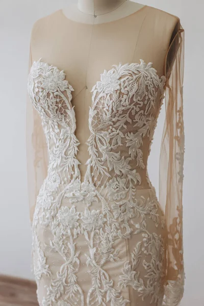 Ένα Λευκό Φόρεμα Στέκεται Στο Στούντιο Φόρεμα Είναι Λευκό Διαφορετικά — Φωτογραφία Αρχείου