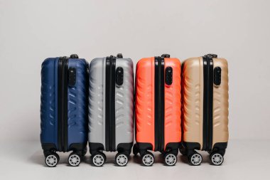 Farklı renkte bavulların seyahat çantalarının yan yana konduğu bir fotoğraf.