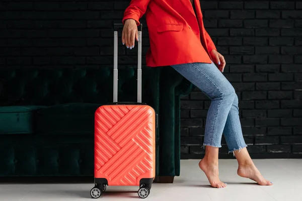 Retrato Una Mujer Con Una Chaqueta Roja Vaqueros Sentados Sofá — Foto de Stock