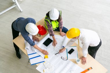 Mimarlar ve mühendislerin modern bir yapı inşa etmek ve inşaat sırasında önerilerde bulunmak için bir plan hazırlamak üzere üst düzey görüşü.