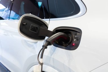 Elektrik santralinde elektrikli araba şarj ediliyor..
