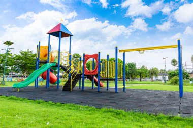 Parktaki bahçedeki renkli oyun parkı.