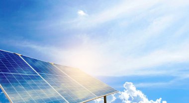 Derin mavi gökyüzü manzarasına karşı güneş panelleri.