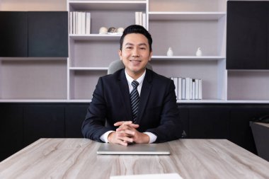 İş yerindeki ofis müdürünün yakışıklı Asyalı iş adamı..