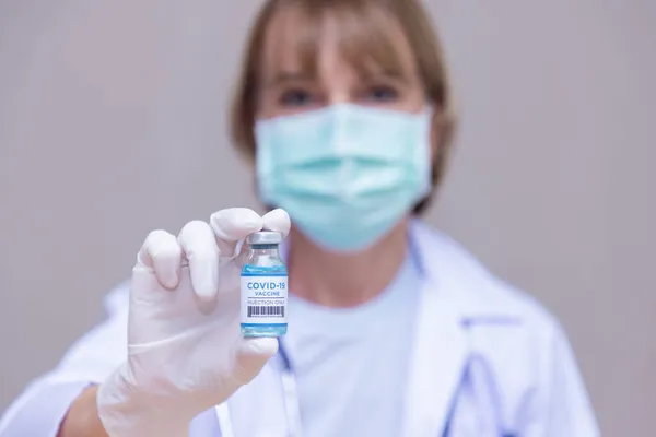 Врач Педиатр Стетоскопом Проведении Вакцины Covid Здравоохранение Медицина — стоковое фото