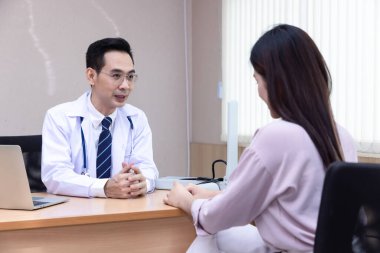 Doktor ve hasta masada otururken tartışıyorlar. İlaç ve sağlık hizmetleri kavramı.