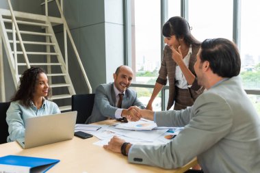 İş ekibi toplantı odasında iş planlarını tartışıyor..
