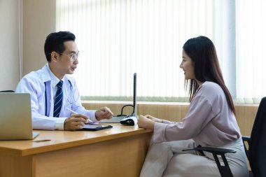 Doktor ve hasta masada otururken tartışıyorlar. İlaç ve sağlık hizmetleri kavramı.