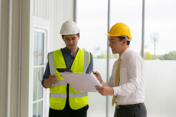 Team Engineers Architects Working Standing Table Working Blueprint Construction Plans — Stock Photo, Image