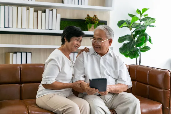 Happy Senior People Using Digital Tablet Learning Tool Spending Time — Stock Photo, Image