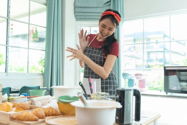 女性クラップ手のパン屋の小麦粉でレストランキッチン — ストック写真
