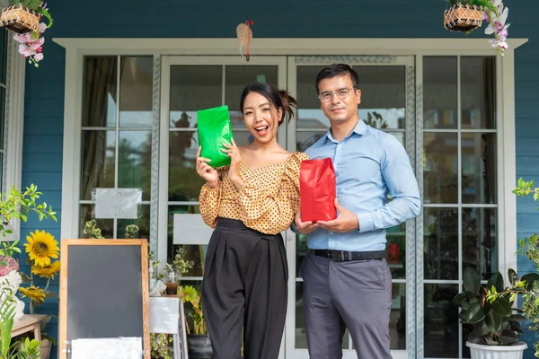 Cheerful Empresários Acolhedoramente Juntos Frente Balcão Seu Café — Fotografia de Stock