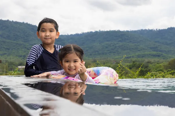 Sorrindo Bonito Pequeno Filho Filha Piscina Dia Ensolarado — Fotografia de Stock