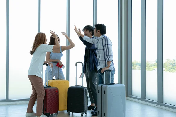 Asiático Joven Turista Amigo Grupo Dando Alta Cinco Durante Disfrutar — Foto de Stock