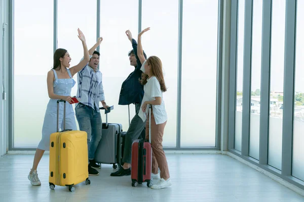 Yolculuktan Önce Havaalanı Terminalinde Eğlenirken Asyalı Genç Turist Arkadaş Grubu — Stok fotoğraf