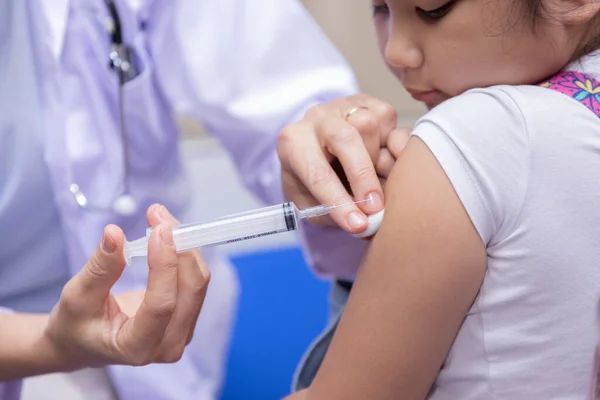 Küçük Bir Kızın Aşısını Yapan Çocuk Doktorunun Yakın Çekimi — Stok fotoğraf
