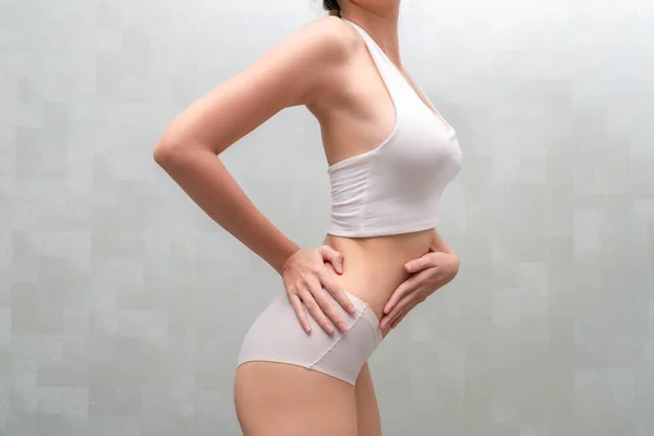 Vista Lateral Joven Morena Mujer Ropa Interior Beige Mostrando Ajuste — Foto de Stock
