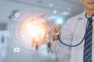 Profesör doktor elinde stetoskop tutarak sanal ekran arayüzü ile ikon tıbbi ağ bağlantısına dokunuyor.