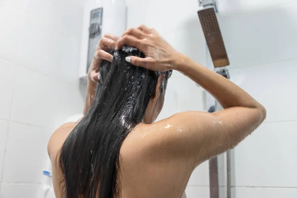 Όμορφη Ασιατική Νεαρή Γυναίκα Λαμβάνοντας Ντους Στο Μπάνιο — Φωτογραφία Αρχείου