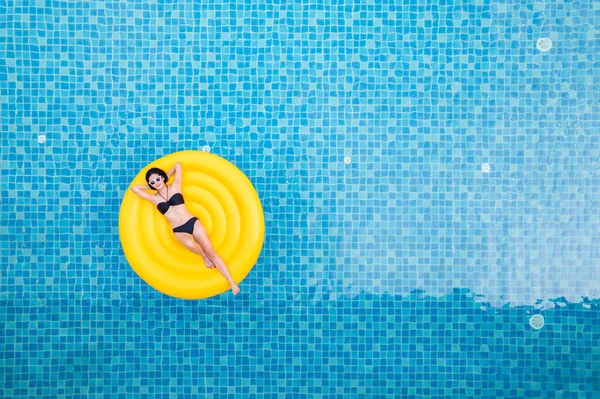 Yüzme Havuzunda Dinlenen Sarı Şişme Yüzüklü Güzel Asyalı Kadın Üstteki — Stok fotoğraf