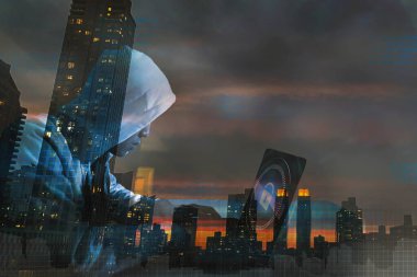 Hacker dizüstü bilgisayar kullanıyor. İnternet ve bilgi güvenliği koşullarının hacklenmesi siber güvenlik kavramı.