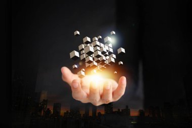 Business Hands parlayan küpleri tutuyor. Yenilik ve yaratıcılık kavramı.