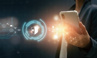 Akıllı telefondan kişisel bilgileri koruyan bir iş adamı. Dijital ortamda kalkan kilidi simgesi ve internet teknolojisi ağ bağlantısı. Veri koruma gizlilik kavramı. 