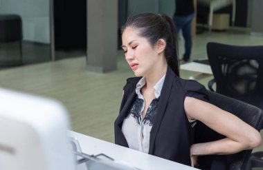 Ofiste sırt ağrısı çeken iş kadını.